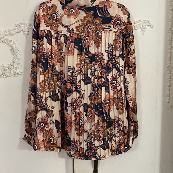 Stunning floral satin pleat back top. Belldini. SZ 2X. NWOT - Picture 3 of 5